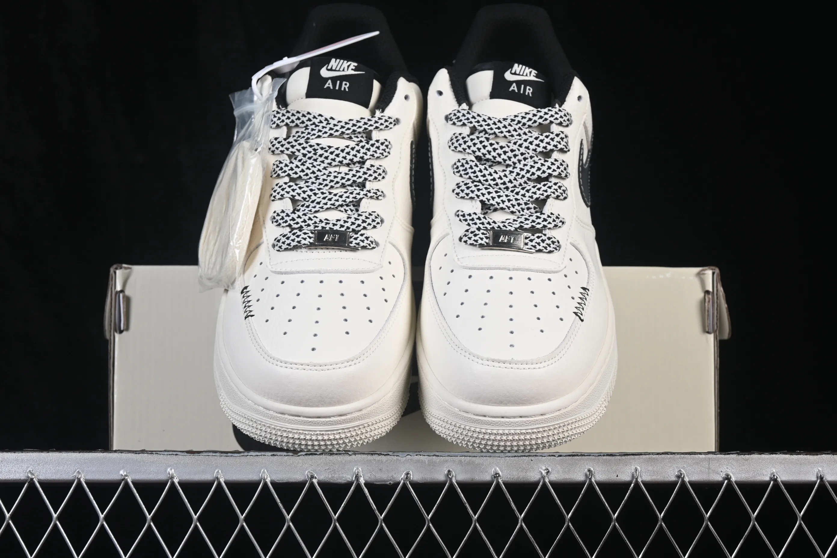 All categories Nk Air Force 1 Air Force series Nk Air Force 1 Low Air Force low-top Nike Air Force 1'07 Low black and white contrast Air Force 1 low-top casual sneakers MM3399-817